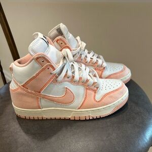 Nike High-Top dunks Sneakers in Peach and White